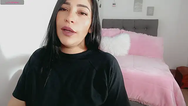 luna lgomez  online show from February 23, 2026, 12:35 pm