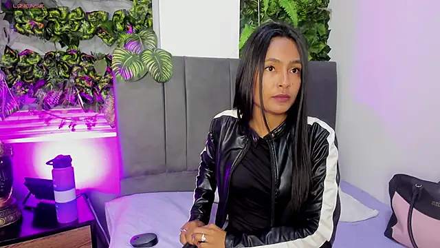 Fernanda liie  online show from October 28, 2025, 12:30 pm