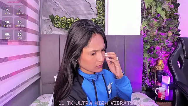 Fernanda liie  online show from November 27, 2025, 1:02 pm