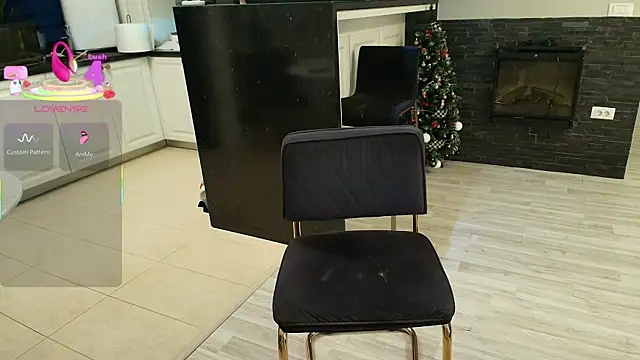 Snapshot of Layla- chatting on January 9, 2026, 8:10 pm Layla- online show from January 9, 2026, 8:10 pm