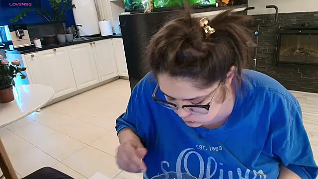 Snapshot of Layla- chatting on March 2, 2026, 10:22 am Layla- online show from March 2, 2026, 10:22 am