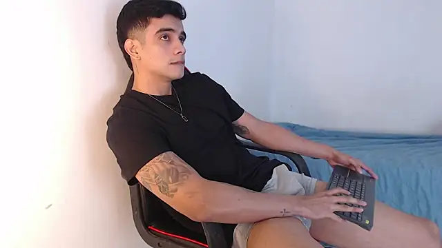 Snapshot of adam_levis17 chatting on September 25, 2025, 5:44 am adam levis17 online show from September 25, 2025, 5:44 am