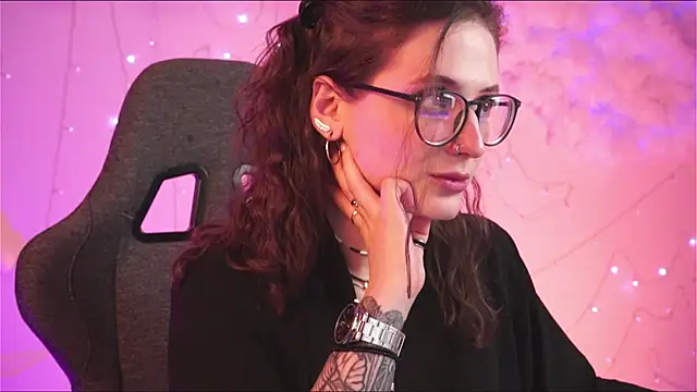 Snapshot of OliviaMcClean chatting on March 19, 2025, 7:27 pm OliviaMcClean online show from March 19, 2025, 7:27 pm