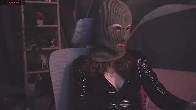 Snapshot of OliviaMcClean chatting on September 12, 2025, 8:53 pm OliviaMcClean online show from September 12, 2025, 8:53 pm