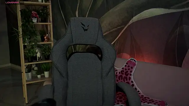 Snapshot of OliviaMcClean chatting on October 8, 2025, 1:03 am OliviaMcClean online show from October 8, 2025, 1:03 am