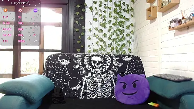 LiraSonnett online show from September 15, 2025, 9:04 pm