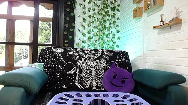 LiraSonnett online show from January 14, 2026, 9:42 pm