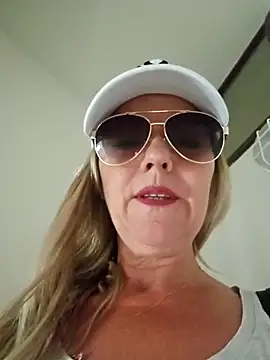 Snapshot of Melody73 chatting on October 24, 2025, 11:39 am Melody73 online show from October 24, 2025, 11:39 am