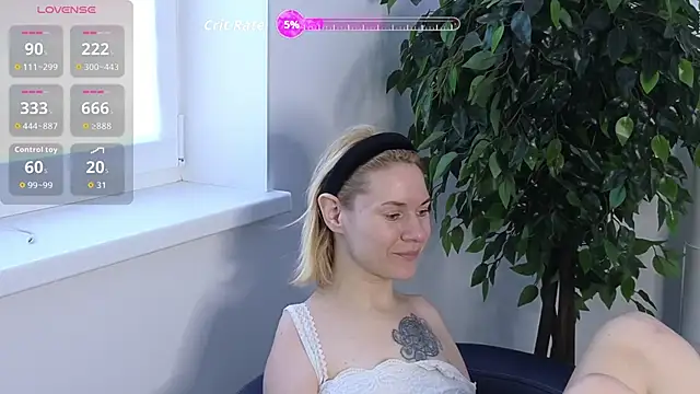 Snapshot of EmmaGallen chatting on October 14, 2025, 9:21 am EmmaGallen online show from October 14, 2025, 9:21 am