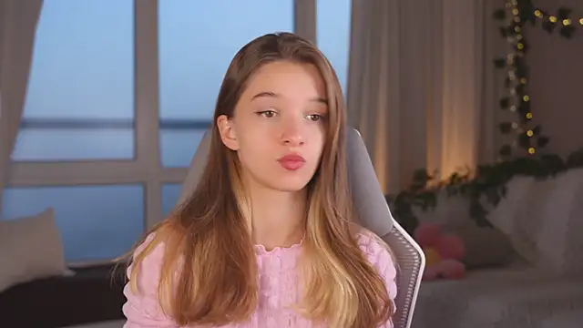 UdelaHathorne online show from September 16, 2025, 3:46 pm