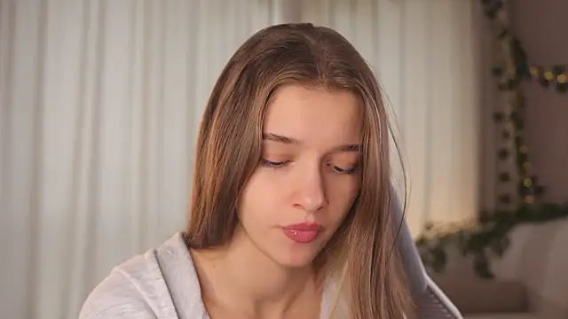 UdelaHathorne online show from September 19, 2025, 12:06 pm