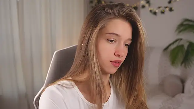 UdelaHathorne online show from September 30, 2025, 2:44 pm