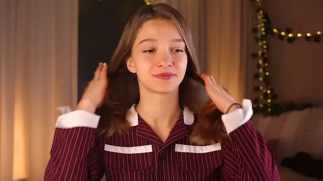 UdelaHathorne online show from October 10, 2025, 3:44 pm