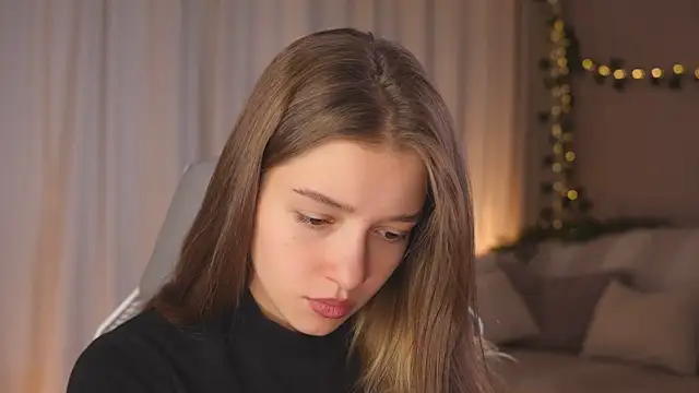 UdelaHathorne online show from October 12, 2025, 2:38 pm