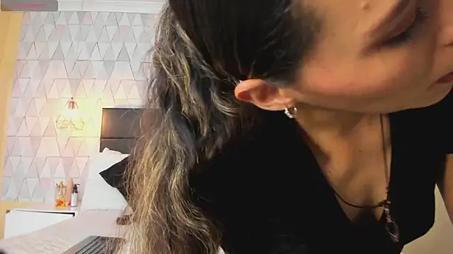 LiliJensen online show from November 18, 2025, 7:18 pm