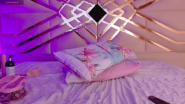 Snapshot of playfulcurvy chatting on September 19, 2025, 8:20 pm playfulcurvy online show from September 19, 2025, 8:20 pm