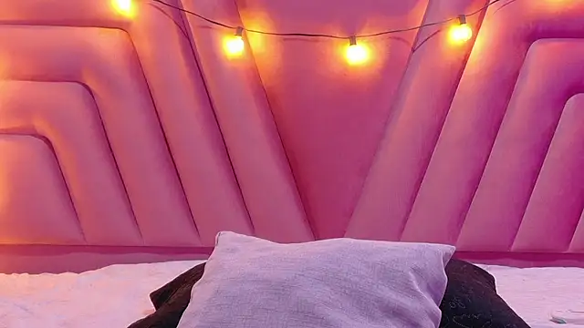 Snapshot of playfulcurvy chatting on October 5, 2025, 7:45 pm playfulcurvy online show from October 5, 2025, 7:45 pm