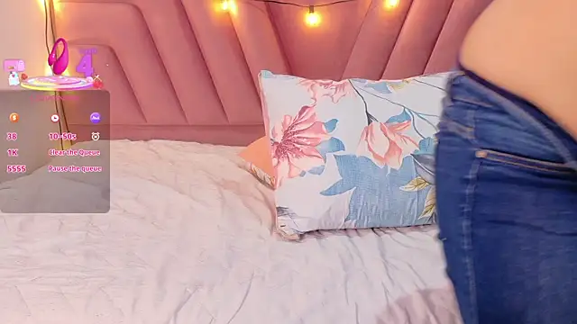 Snapshot of playfulcurvy chatting on November 2, 2025, 12:40 pm playfulcurvy online show from November 2, 2025, 12:40 pm