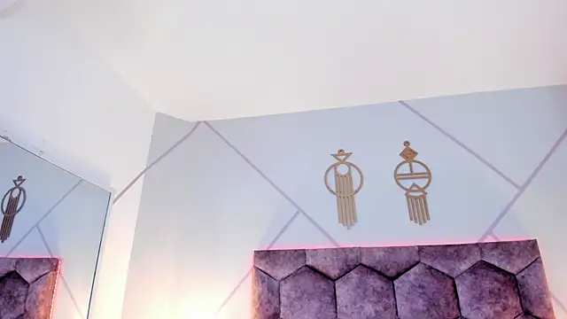 aurora collinss  online show from February 18, 2026, 12:45 pm