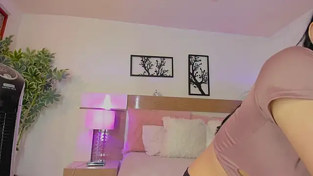 Olivia pretty  online show from March 3, 2025, 1:31 pm