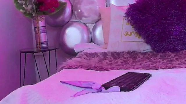 Mia Montess online show from October 8, 2025, 12:03 pm