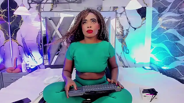 CandyMartinez  online show from May 7, 2026, 7:52 pm