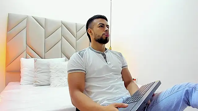 Snapshot of Eithan_Connorr chatting on March 22, 2025, 12:35 pm Eithan Connorr online show from March 22, 2025, 12:35 pm