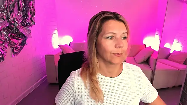 NicoleHitman online show from June 25, 2026, 1:15 pm
