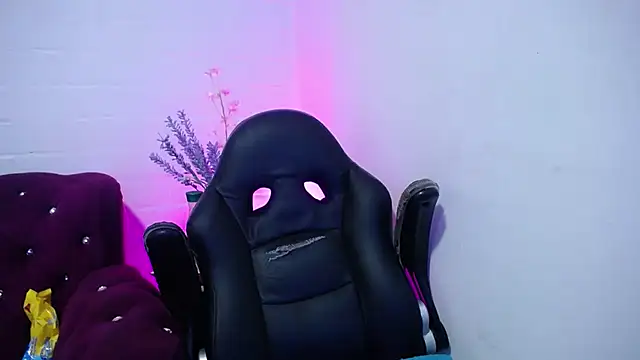 Snapshot of Ayliinn_ chatting on September 21, 2025, 4:03 am Ayliinn online show from September 21, 2025, 4:03 am