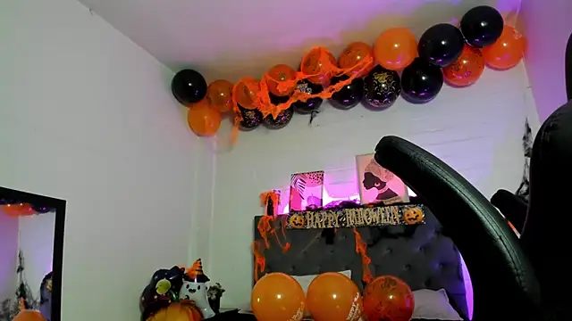 Snapshot of Ayliinn_ chatting on October 26, 2025, 2:28 am Ayliinn online show from October 26, 2025, 2:28 am