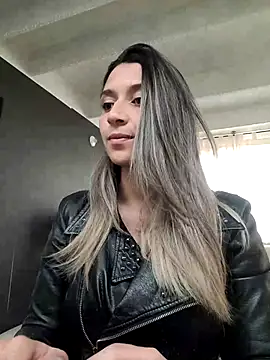 Isabella Varella online show from March 17, 2025, 1:39 pm