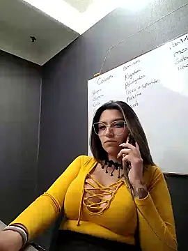 Isabella Varella online show from March 18, 2025, 6:48 pm
