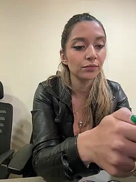 Isabella Varella online show from March 11, 2026, 12:33 pm