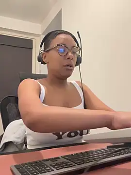 Melia Rayne online show from May 14, 2026, 9:38 am