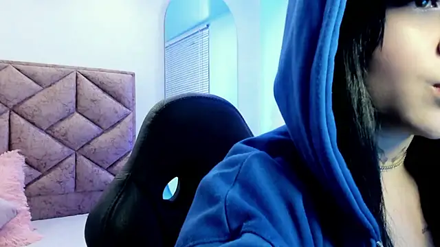 elaia muller  online show from November 22, 2025, 3:16 am