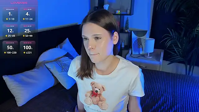 LisaBaillea online show from March 17, 2025, 9:02 pm