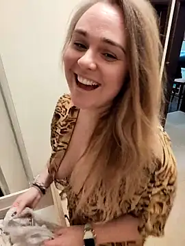 Snapshot of Juicy_PeachLux chatting on October 10, 2025, 9:19 am Juicy PeachLux online show from October 10, 2025, 9:19 am