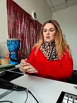 Juicy PeachLux online show from November 12, 2025, 5:41 am