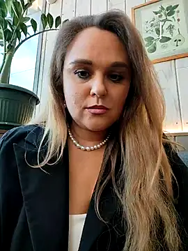 Juicy PeachLux online show from May 6, 2026, 1:25 am