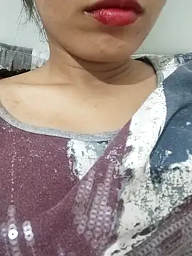 saraaxx1 online show from May 7, 2026, 10:59 pm