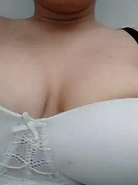 saraaxx1 online show from June 27, 2026, 1:17 pm