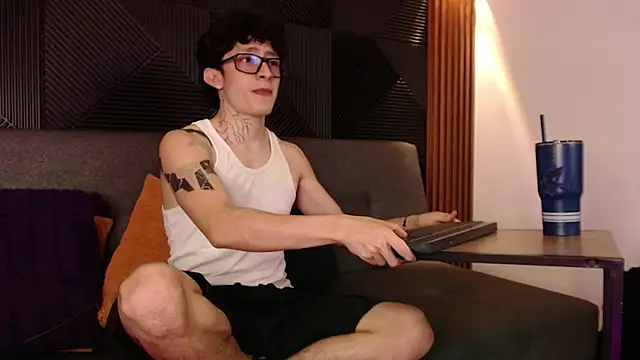 Snapshot of troy_rouge chatting on March 10, 2025, 8:01 pm troy rouge online show from March 10, 2025, 8:01 pm