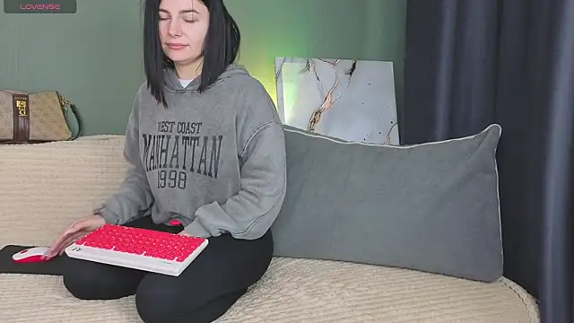 Charlotte Woods online show from October 3, 2025, 4:31 am