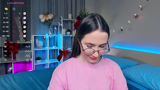 Kira mindnes online show from March 20, 2025, 7:57 pm