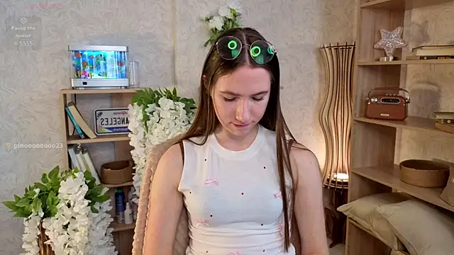 Kira mindnes online show from September 18, 2025, 6:15 am