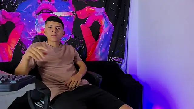 MAXXY CUTE online show from March 14, 2025, 5:24 pm