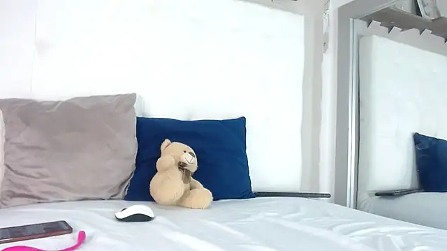 willow smitt online show from October 28, 2025, 1:47 pm