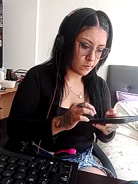 Snapshot of DaniPoison chatting on October 17, 2025, 5:59 pm DaniPoison online show from October 17, 2025, 5:59 pm