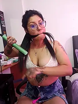 Snapshot of DaniPoison chatting on October 19, 2025, 6:19 pm DaniPoison online show from October 19, 2025, 6:19 pm