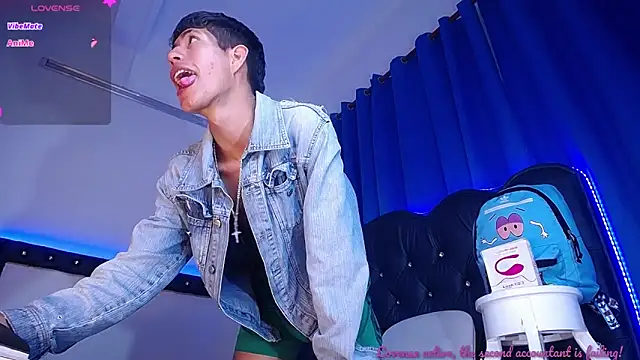 Snapshot of dareck_18 chatting on September 30, 2025, 12:10 pm dareck 18 online show from September 30, 2025, 12:10 pm